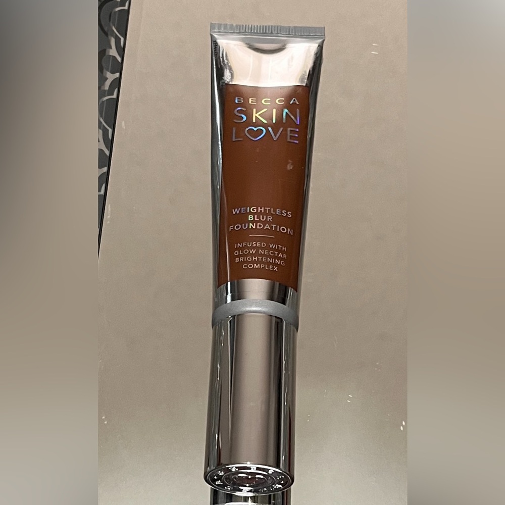 NWOB - Becca Skin Love Weightless Blur
Foundation - Sienna